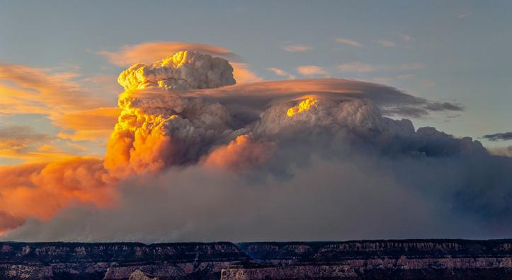 Smoke from the Dragon Bravo file on the Grand Canyon's North Rim resembles a giant thunderhead. By Lauren Cisneros
