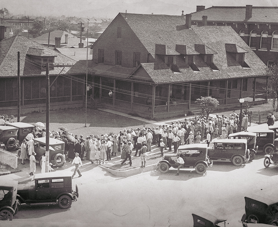A crowd gathers outside a Douglas-area hospital during McPherson’s recuperation  there. An even larger crowd attended a prayer meeting at a city park before McPherson departed for Los Angeles. | LOS ANGELES HERALD EXAMINER PHOTO COLLECTION, LOS ANGELES PUBLIC LIBRARY