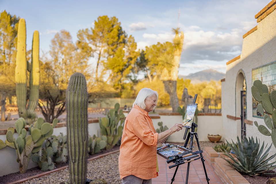 Cinda Pettigrew paints on the patio of her home in Tubac, a vibrant arts community. | Jill Richards