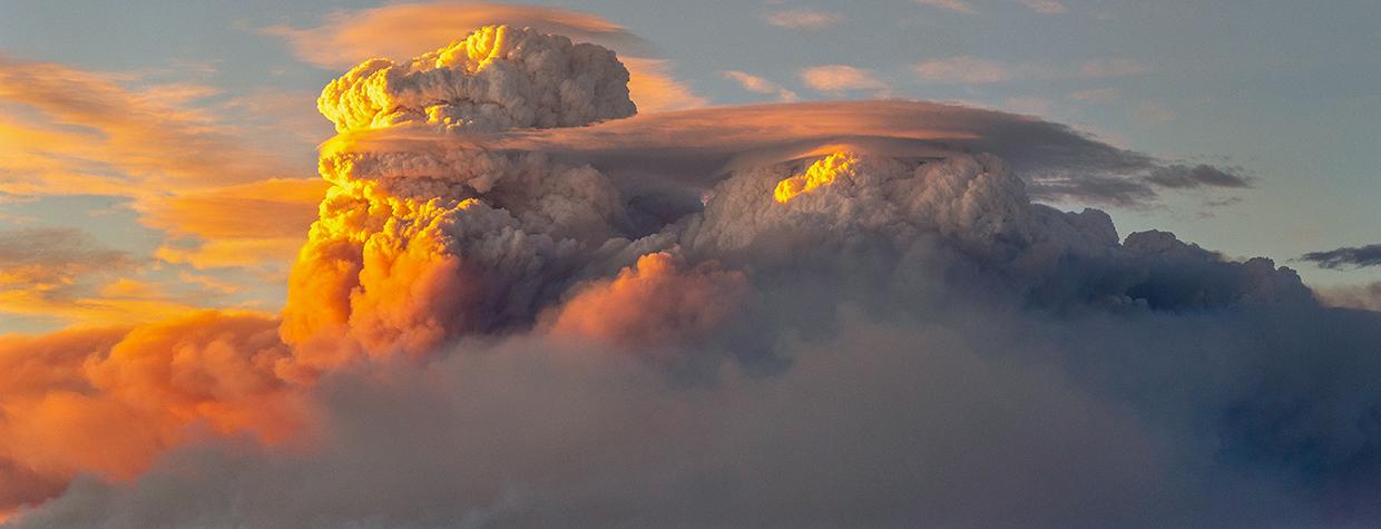 Smoke from the 2025 Dragon Bravo fire on the Grand Canyon's North Rim resembles a giant thunderhead. By Lauren Cisneros