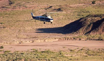 A Sikorsky helicopter lifts the remains of Chindesaurus bryansmalli, a dinosaur popularly known as “Gertie,” from the layered landscape  of Petrified Forest National Park on June 6, 1985. The fossilized dinosaur was discovered near what now is called Hózhó Point. | Jeff Kida