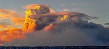 Smoke from the Dragon Bravo file on the Grand Canyon's North Rim resembles a giant thunderhead. By Lauren Cisneros