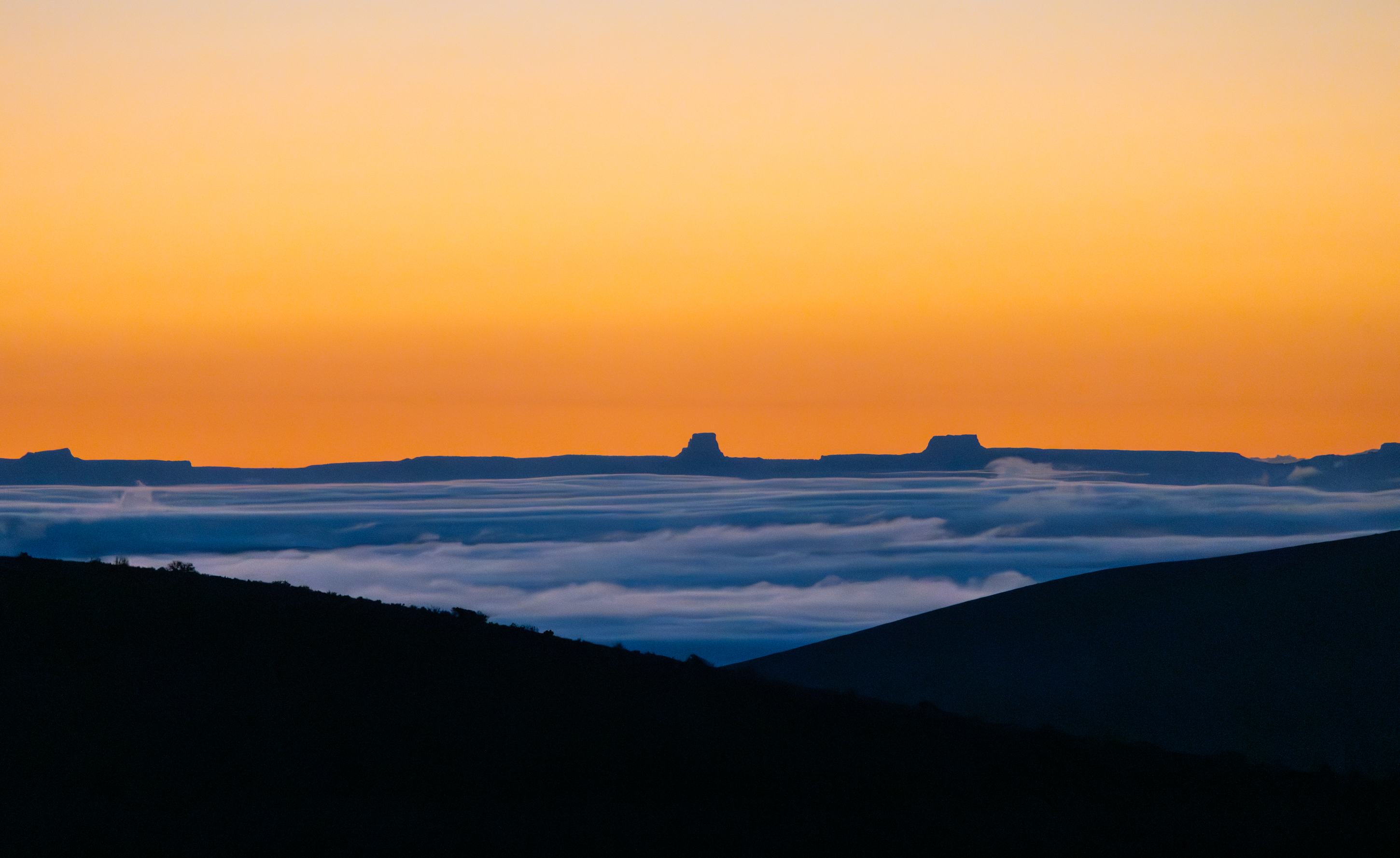 Photo by Bernhard Michaelis  |  Looking at the Hopi Buttes volcanic field in the distance at sunrise.